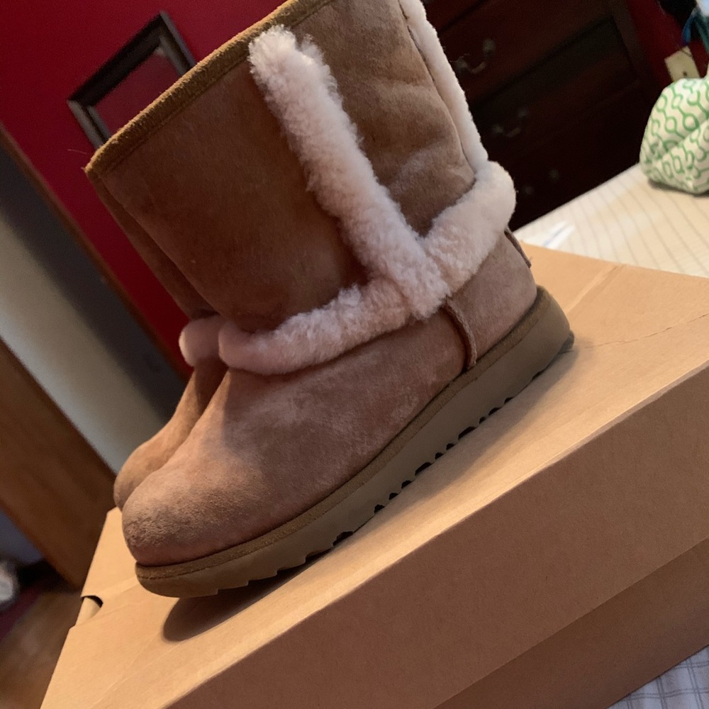 Little girl’s Uggs